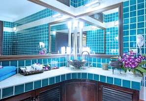 Shower, hair dryer, towels, shampoo - ⭐Suite room (mountain chalet-style) @Kata Beach (Tambon Karon)