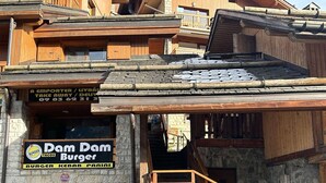 A building with a sign for 'Dam Dam Burger' and a 'Take Away' service. - Charming Studio for 4 in Meribel, Near Slopes and Shops (Méribel)