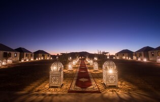 Fachada de la propiedad por la tarde o noche