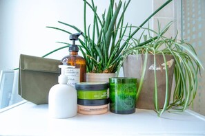 Shower - Bright Artists Flat in Leyton (London)