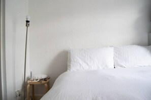 2 bedrooms, bed sheets - Bright Artists Flat in Leyton (London)