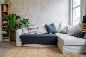 Living room - Bright Artists Flat in Leyton (London)