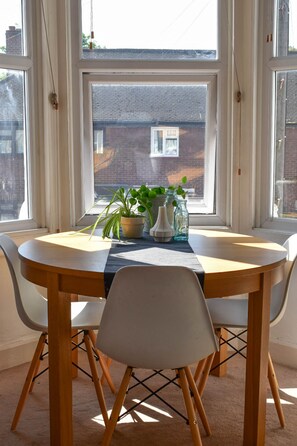 Kühlschrank, Ofen, Herdplatte, Wasserkocher mit Kaffee-/Teezubehör