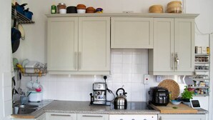 Unclassified image, 2 of 17, button - Bright Artists Flat in Leyton (London)
