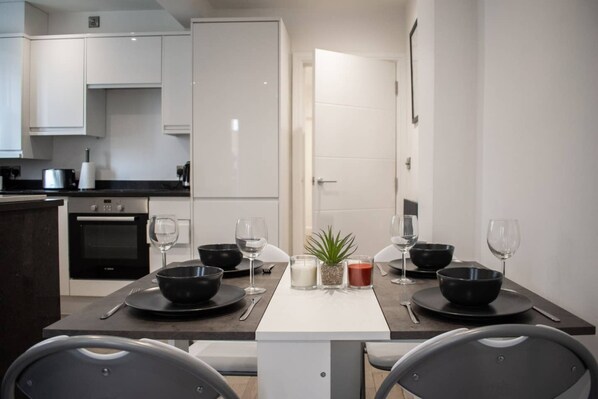 Full-sized fridge, microwave, oven, stovetop