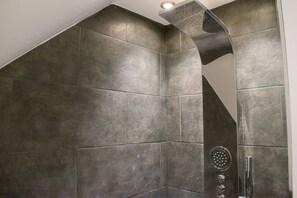 Combined shower/tub, free toiletries, hair dryer, towels