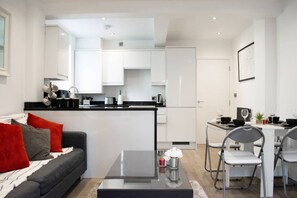 20-inch TV with digital channels - Modern 2 Bedroom Flat in Kennington (London)