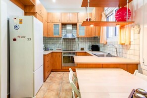 Fridge, oven, stovetop, coffee/tea maker