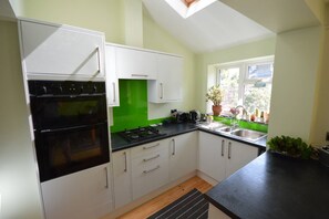 Dishwasher, cookware/dishes/utensils - 2 Double Bedroom Bristol Home (Bristol)