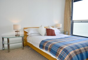2 bedrooms, iron/ironing board, bed sheets - Stunning Coastal Apartment In Newhaven Harbour (Edinburgh)