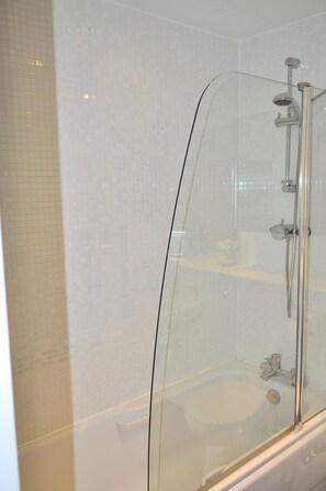 Shower - Stunning Coastal Apartment In Newhaven Harbour (Edinburgh)