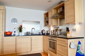 Oven, stovetop, dishwasher, cookware/dishes/utensils - Stunning Coastal Apartment In Newhaven Harbour (Edinburgh)
