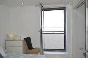 2 bedrooms, iron/ironing board, bed sheets - Stunning Coastal Apartment In Newhaven Harbour (Edinburgh)