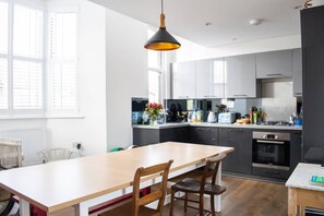 Fridge, oven, stovetop, dishwasher - Modern 1 Bed 2-storey Flat in Clapton (London)