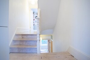 5 bedrooms, desk, iron/ironing board, bed sheets - Stunning 5 Bedroom Family Home in East London (London)