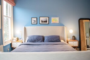 5 dormitorios, escritorio, tabla de planchar con plancha y ropa de cama