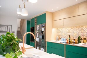 Fridge, oven, stovetop, dishwasher