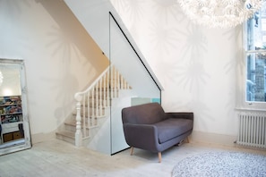 Living area - Stunning 5 Bedroom Family Home in East London (London)