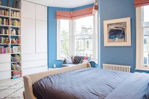 5 bedrooms, desk, iron/ironing board, bed sheets
