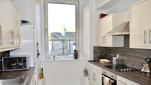 Ovn, kokeplater, oppvaskmaskin og kjøkkenutstyr