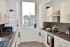 Oven, stovetop, dishwasher, cookware/dishes/utensils - Modern and Bright 1 Bed Flat Near Leith (Edinburgh)