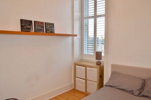 1 bedroom, bed sheets - Modern and Bright 1 Bed Flat Near Leith (Edinburgh)