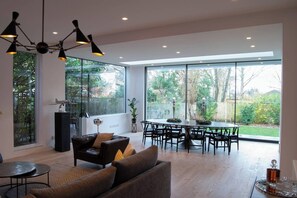 TV, fireplace - Stunning 2 Bed With Garden in Historic Richmond (Richmond)