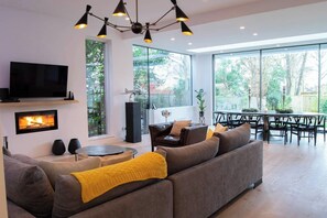 TV, fireplace - Stunning 2 Bed With Garden in Historic Richmond (Richmond)