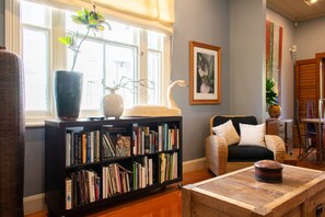 TV, Netflix, streaming services - Characterful 2 Bedroom Ponsonby Villa With Private Garden (Auckland)