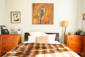 2 عدّة غرف نوم وملاءات أسرّة