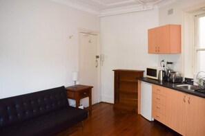 Appartement (1 Bedroom) | Cuisine privée | Réfrigérateur, micro-ondes, four, plaque de cuisson