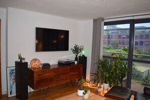 LED TV, stereo - Spacious Homely Flat Next to Cool Ancoats Area (Manchester)
