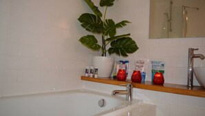Bathroom - Spacious Homely Flat Next to Cool Ancoats Area (Manchester)