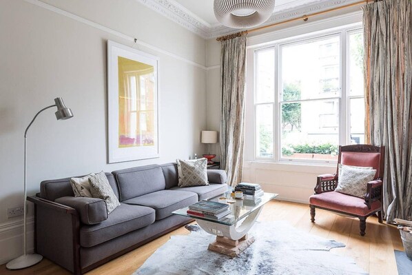 تلفزيون ذكي بحجم 20-بوصة يعرض قنوات تلفزيونية رقمية، تلفزيون، كُتُب