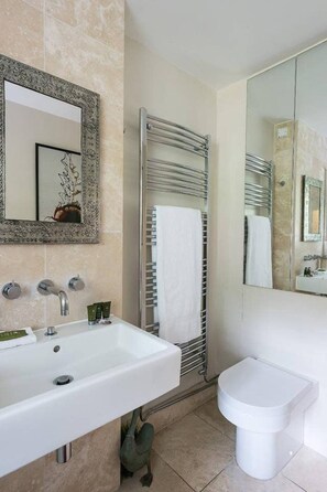 تجهيزات دش، دُش غزير، مستلزمات مجانية للعناية الشخصية، مجففات شعر