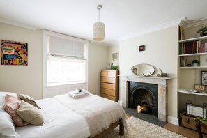 1 غرفة نوم ومكتب وملاءات أسرّة