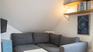 20-inch TV with digital channels - Cosy 1 Bed Flat in Central Dalston Location (London)