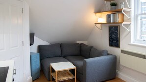 20-inch TV with digital channels - Cosy 1 Bed Flat in Central Dalston Location (London)