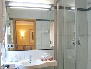 Shower, bathrobes, slippers, towels - City Hotel (Schopfheim)