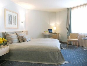 Desk, soundproofing, iron/ironing board, free WiFi - City Hotel (Schopfheim)
