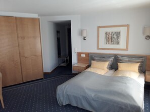 Schreibtisch, schallisolierte Zimmer, Bügeleisen/Bügelbrett