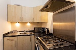Huoneisto (2 Bedrooms) | Yksityinen keittiö | Jääkaappi, mikroaaltouuni, uuni, liesi