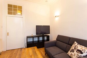 Leilighet (2 Bedrooms) | Oppholdsrom | En 20-tommers TV med digitale kanaler