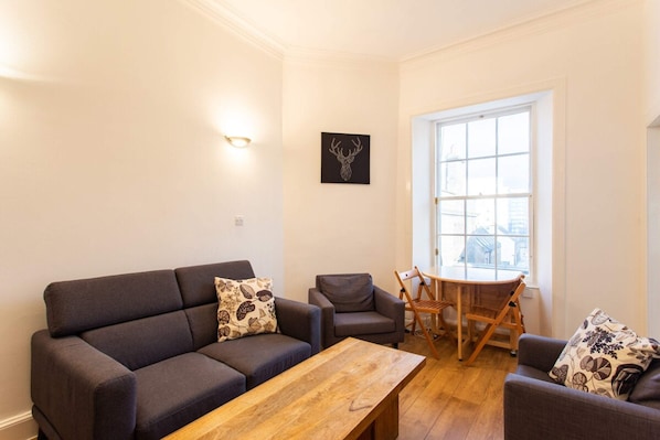 Huoneisto (2 Bedrooms) | Olohuone | 20–tuumainen televisio, jossa digitaalikanavat