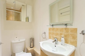 Huoneisto (2 Bedrooms) | Kylpyhuone | Ilmaiset hygieniatuotteet, hiustenkuivaaja, pyyhkeet, saippua