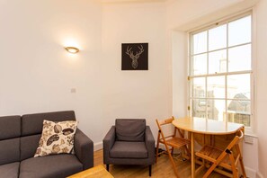 Apartment (2 Bedrooms) | Living room | 20-inch TV with digital channels - Incredibly Central 2 Bed Apartment (Edinburgh)