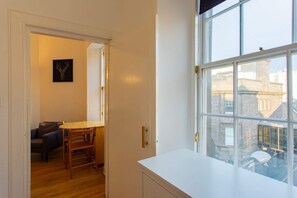 Leilighet (2 Bedrooms) | Oppholdsrom | En 20-tommers TV med digitale kanaler