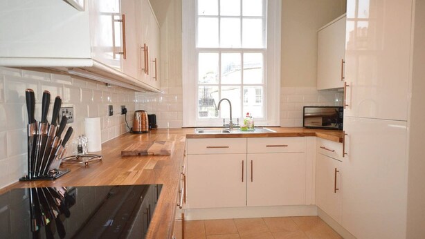 Private kitchen - Elegant Period Apartment in The Heart of Bath (Bath)