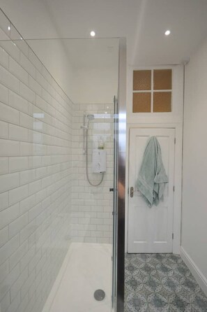 Douche, articles de toilette gratuits, sèche-cheveux