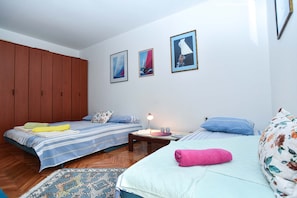 Familienapartment | 1 Schlafzimmer, Schreibtisch, laptopgeeigneter Arbeitsplatz